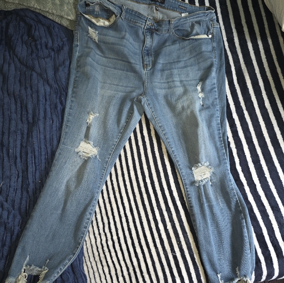 Distressed 22W Judy Blue Crop Fit Jeans - Picture 3 of 12